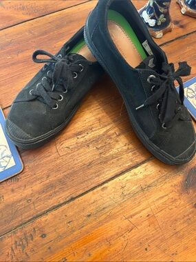 caricuma Black duede Low-Top Sneakers with Green Insoles